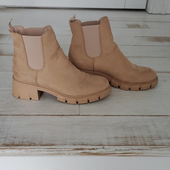 Chic Tan Ankle Boots - Picture 3 of 5